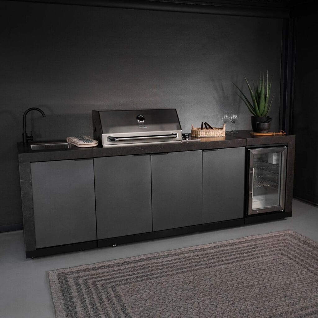 Deluxe Outdoor Kitchen